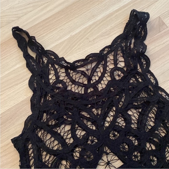Black Lace Sleeveless Crochet Dress - Picture 3 of 4